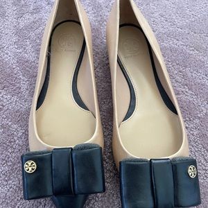 New Without Tags Tory Burch classic beige and black flats